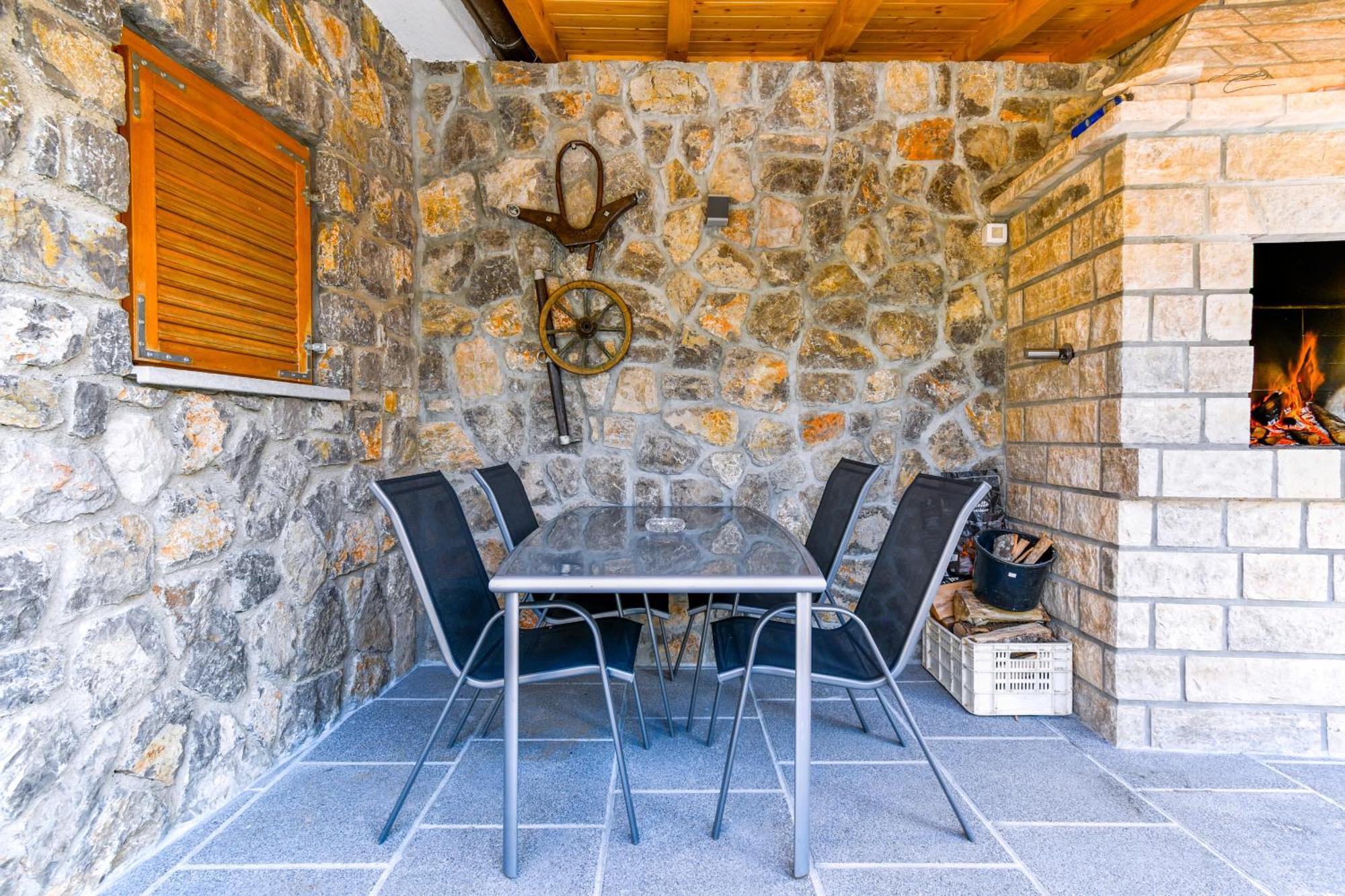 Lavanda Sa Bazenom I Okucnicom 4* Apartment *